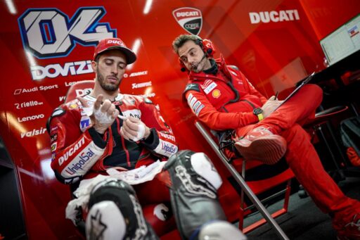 Andrea Dovizioso en el box de Ducati junto a uno de sus técnicos