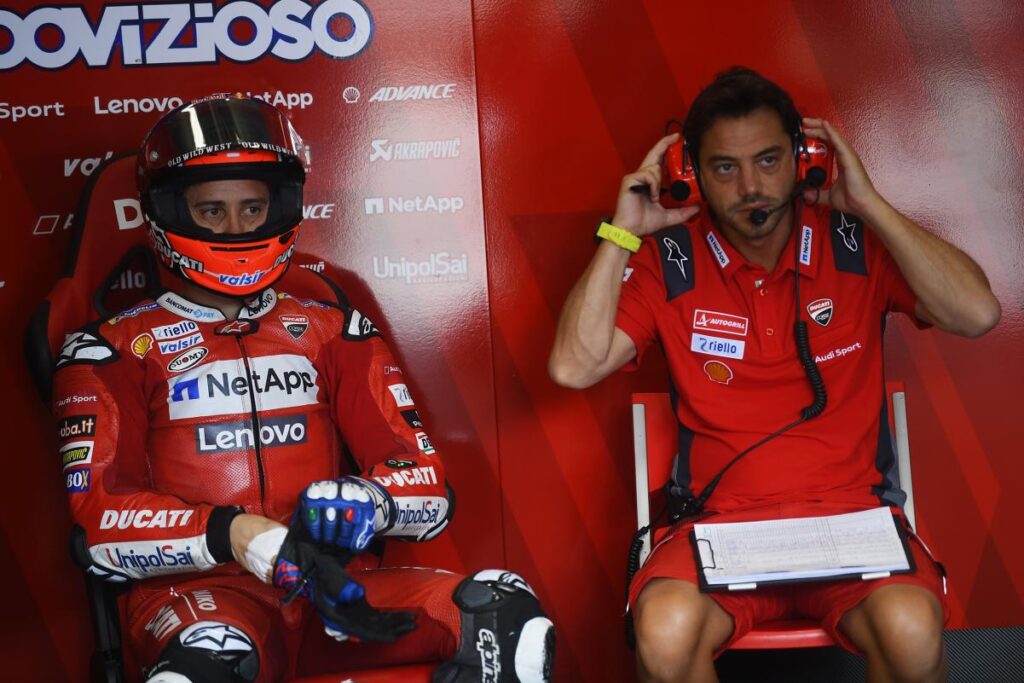 Andrea Dovizioso en el box de Ducati durante una carrera de MotoGP