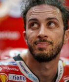 Andrea Dovizioso en el box de Ducati durante una carrera de MotoGP