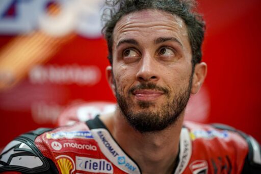 Andrea Dovizioso en el box de Ducati durante una carrera de MotoGP