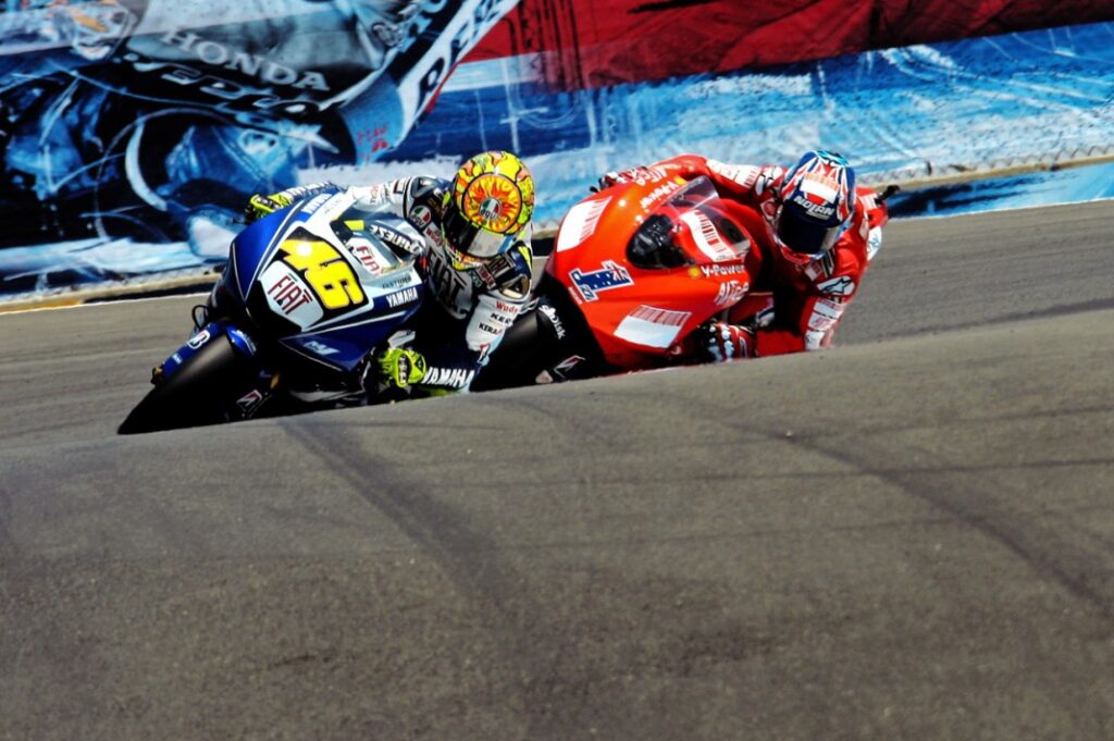 Valentino Rossi y Casey Stoner durante una carrera de MotoGP en Laguna Seca antes de entrar en el Sacacorchos