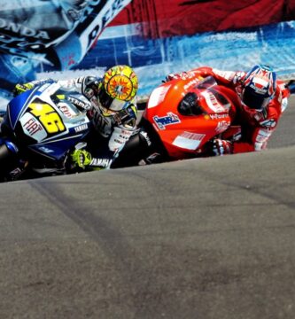 Valentino Rossi y Casey Stoner durante una carrera de MotoGP en Laguna Seca antes de entrar en el Sacacorchos