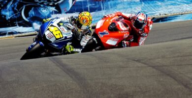 Valentino Rossi y Casey Stoner durante una carrera de MotoGP en Laguna Seca antes de entrar en el Sacacorchos