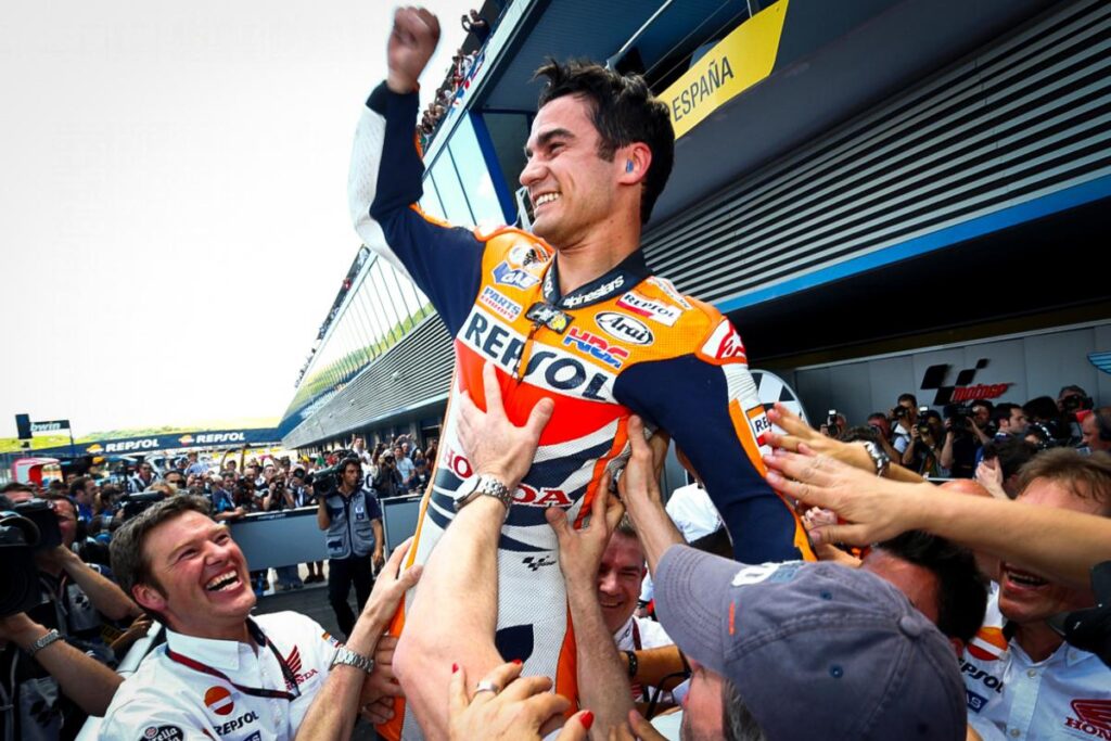Dani Pedrosa en el parque cerrado de MotoGP después de ganar una carrera con Honda