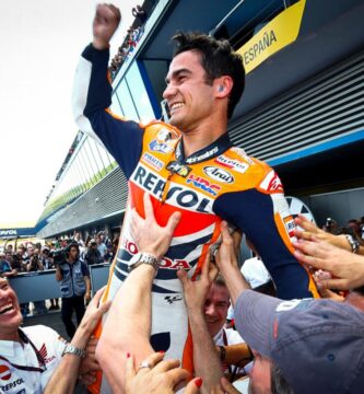 Dani Pedrosa en el parque cerrado de MotoGP después de ganar una carrera con Honda