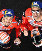 Danilo Petrucci y Andrea Dovizioso con el mono de Ducati después de una carrera de MotoGP