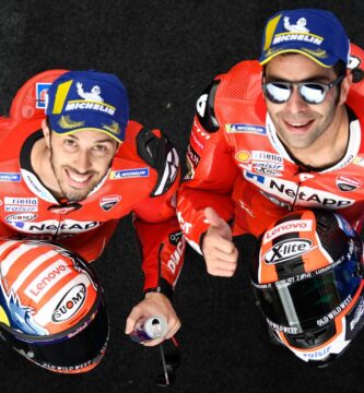 Danilo Petrucci y Andrea Dovizioso con el mono de Ducati después de una carrera de MotoGP