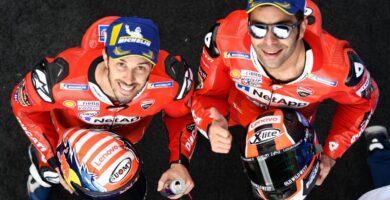 Danilo Petrucci y Andrea Dovizioso con el mono de Ducati después de una carrera de MotoGP