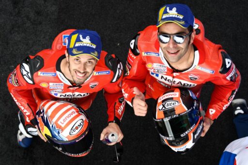 Danilo Petrucci y Andrea Dovizioso con el mono de Ducati después de una carrera de MotoGP