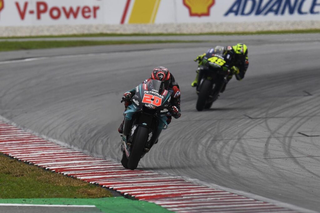 Fabio Quartararo y Valentino Rossi durante una carrera de MotoGP pilotando la Yamaha