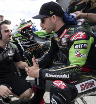 Jonathan Rea junto a su Kawasaki momentos antes de arrancar la carrera de WorldSBK en Australia