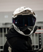 Motorista con casco e intercomunicador