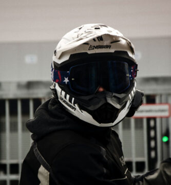 Motorista con casco e intercomunicador