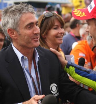 Valentino Rossi y Mick Doohan en el parque cerrado de MotoGP