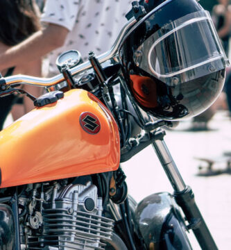 Moto aparcada delante de mucha gente