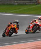 Pol Espargaró y Marc Márquez KTM y Honda durante una carrera de MotoGP