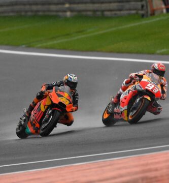 Pol Espargaró y Marc Márquez KTM y Honda durante una carrera de MotoGP
