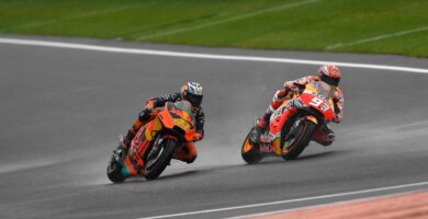 Pol Espargaró y Marc Márquez KTM y Honda durante una carrera de MotoGP