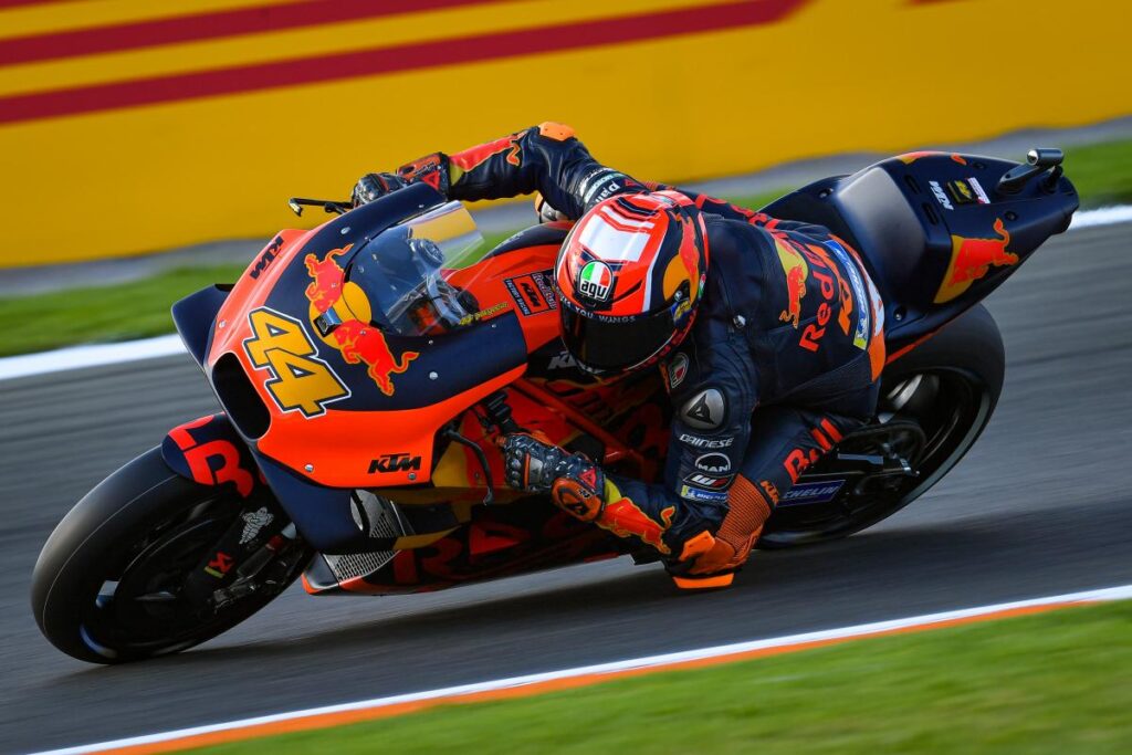 Pol Espargaró pilotando la KTM durante una carrera de MotoGP