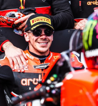 WorldSBK, Scott Redding en el parque cerrado tras conseguir un podio en el round de Australia de WorldSBK junto al equipo Ducati