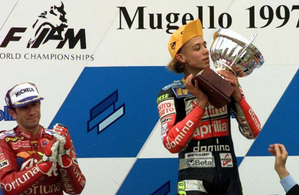 Valentino Rossi en el podio en Mugello en el año 1997