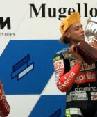 Valentino Rossi en el podio en Mugello en el año 1997