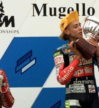 Valentino Rossi en el podio en Mugello en el año 1997