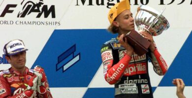 Valentino Rossi en el podio en Mugello en el año 1997