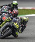 Valentino Rossi seguido de los dos pilotos del Petronas Yamaha SRT durante una carrera de MotoGP