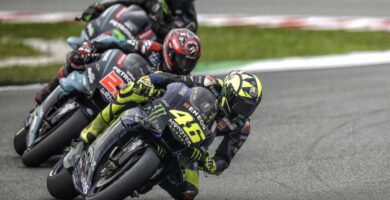 Valentino Rossi seguido de los dos pilotos del Petronas Yamaha SRT durante una carrera de MotoGP