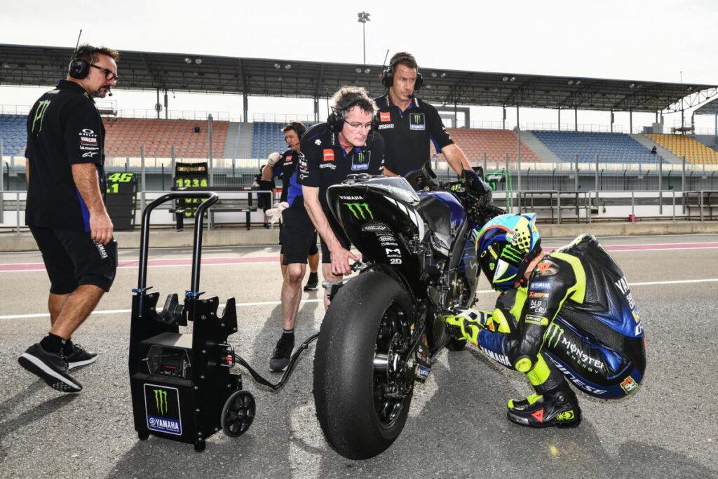 Mecanicos de Valentino Rossi poniendo a punto su moto antes de salir a pista