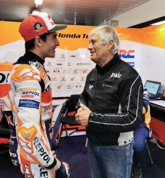 Giacomo Agostini y Marc Márquez en el box de Honda durante un gran premio de MotoGP