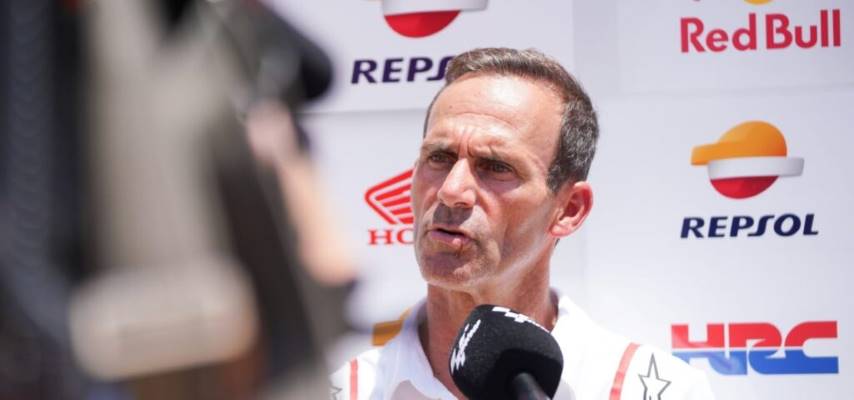 Alberto Puig atendiendo a los medios después de la carrera