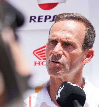 Alberto Puig atendiendo a los medios después de la carrera