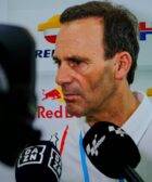 Alberto Puig hablando con los medios tras la carrera de MotoGP