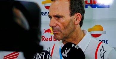 Alberto Puig hablando con los medios tras la carrera de MotoGP