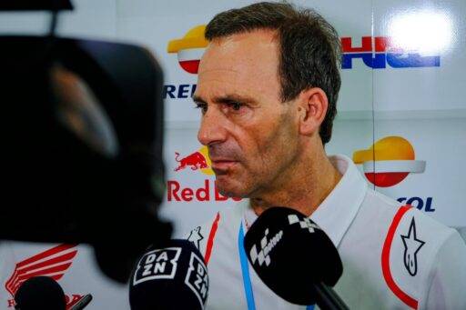 Alberto Puig hablando con los medios tras la carrera de MotoGP