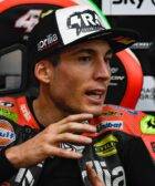 Aleix Espargaró en el box de Aprilia durante una carrera de MotoGP