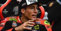 Aleix Espargaró en el box de Aprilia durante una carrera de MotoGP
