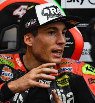 Aleix Espargaró en el box de Aprilia durante una carrera de MotoGP