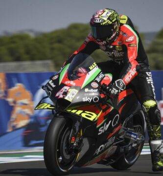Aleix Espargaró pilotando la Aprilia durante la carrera de MotoGP del Gran Premio de Andalucía
