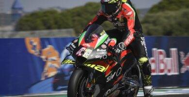 Aleix Espargaró pilotando la Aprilia durante la carrera de MotoGP del Gran Premio de Andalucía
