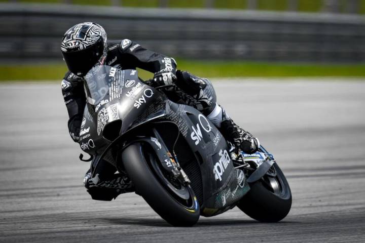 Aleix Espargaró pilotando la Aprilia RS-GP 20 durante los test de pretemporada de MotoGP