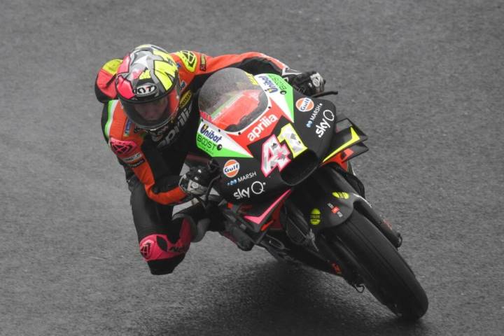 Aleix Espargaró pilotando la Aprilia de MotoGP durante una carrera 