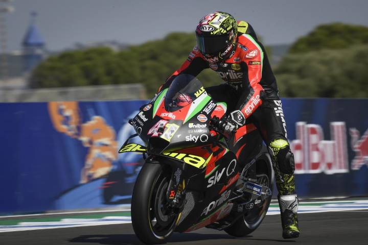 Aleix Espargaró pilotando la Aprilia durante la carrera de MotoGP del Gran Premio de Andalucía
