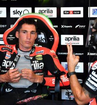 Aleix Espargaró en el box de Aprilia durante la carrera de MotoGP en el Circuito de Jerez Angel Nieto