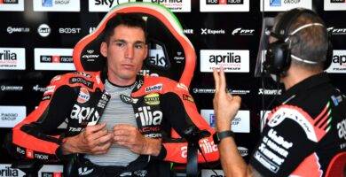 Aleix Espargaró en el box de Aprilia durante la carrera de MotoGP en el Circuito de Jerez Angel Nieto
