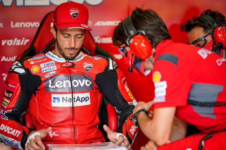 Andrea Dovizioso en el box de Ducati durante la carrera de MotoGP del Gran Premio de Andalucía