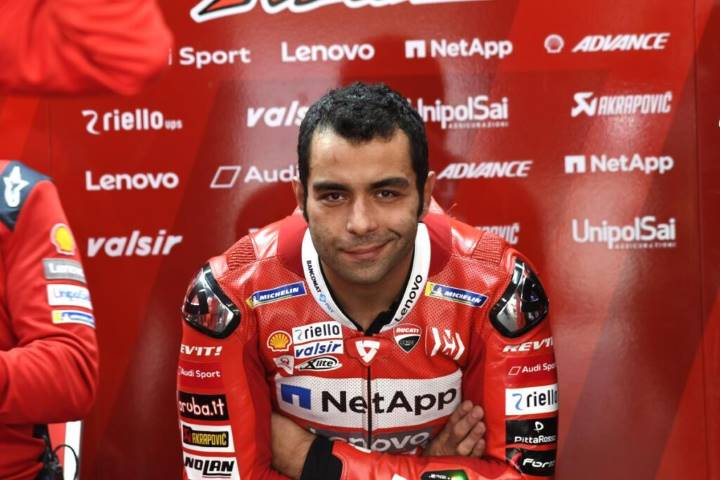 Danilo Petrucci en el box de Ducati