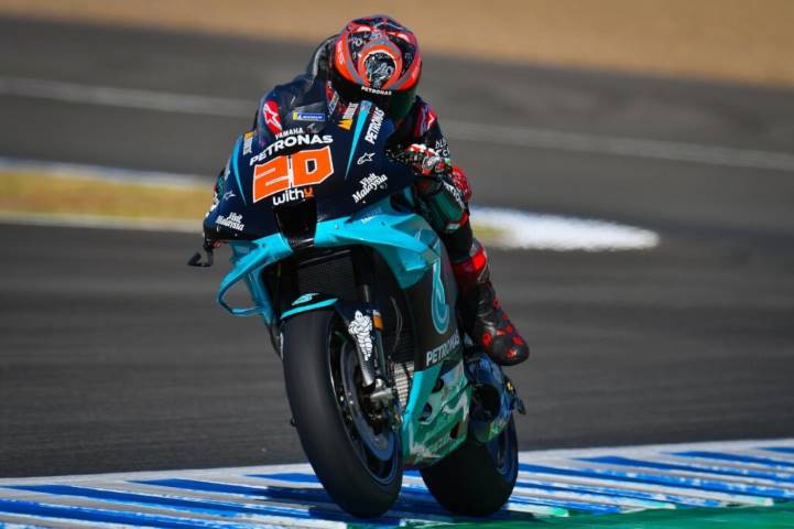 Fabio Quartararo pilotando la Yamaha del Petronas Yamaha SRT en el Circuito de Jerez durante los entrenamientos libres de MotoGP
